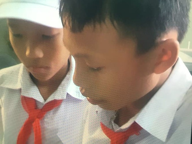 Nhặt được ví trên đường về nhà, học sinh bàn giao công an - ảnh 1