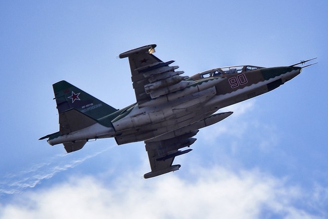 Tiêm kích bom Su-34 của Nga va chạm nát cánh vẫn hạ cánh an toàn - ảnh 1