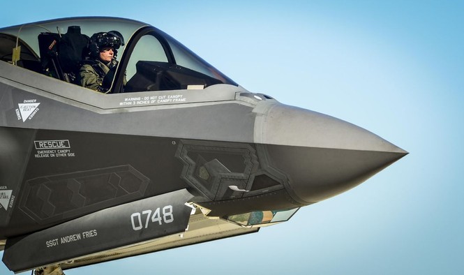 Chiếc mũ bay gần 10 tỷ đồng của phi công F-35 Mỹ - ảnh 1