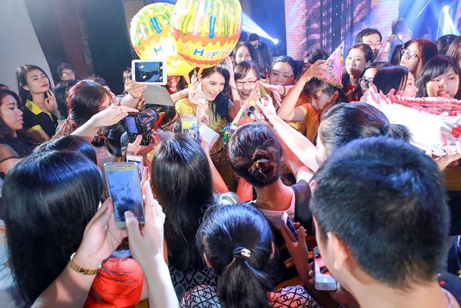 Thu Phương bật khóc trong liveshow tại quê nhà - ảnh 14