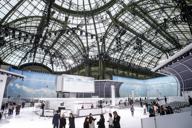 Chanel biến sàn catwalk thành sân bay - ảnh 1