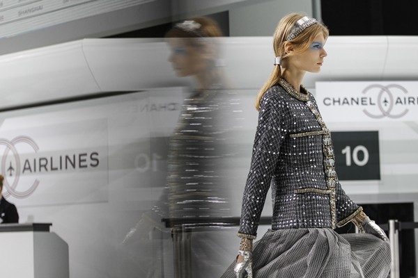 Chanel biến sàn catwalk thành sân bay - ảnh 7