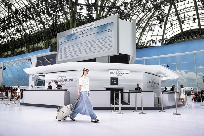 Chanel biến sàn catwalk thành sân bay - ảnh 9