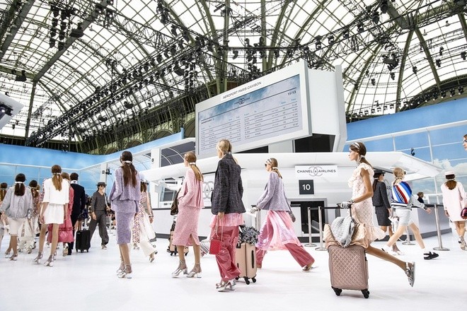 Chanel biến sàn catwalk thành sân bay - ảnh 6
