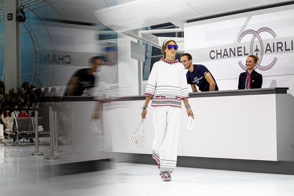 Chanel biến sàn catwalk thành sân bay - ảnh 5