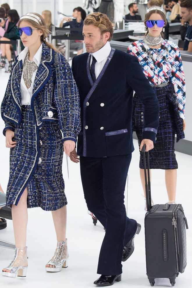 Chanel biến sàn catwalk thành sân bay - ảnh 14