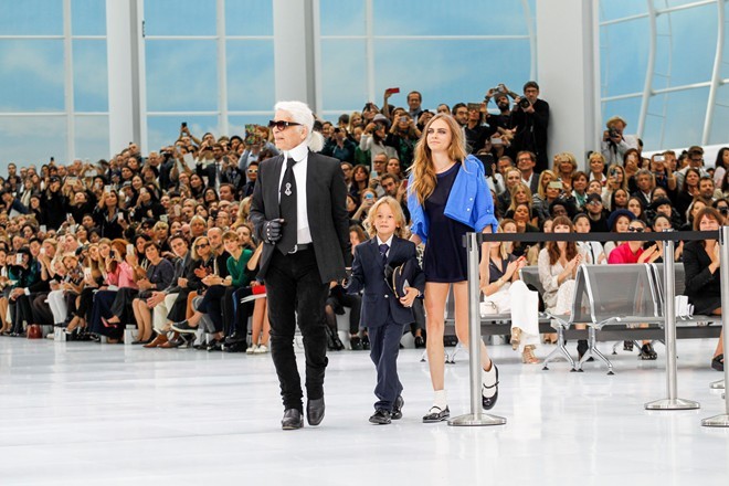 Chanel biến sàn catwalk thành sân bay - ảnh 18
