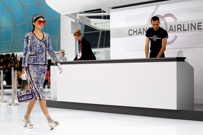 Chanel biến sàn catwalk thành sân bay - ảnh 4