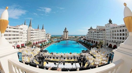 Quốc vương chi 400 tỷ đồng bao trọn resort xa hoa - ảnh 2