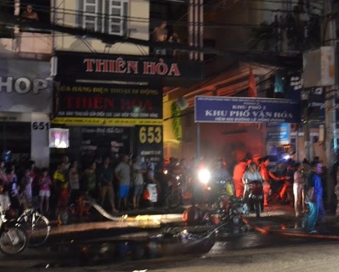 Cháy tiệm ảnh cưới, cả khu dân cư náo loạn - ảnh 1