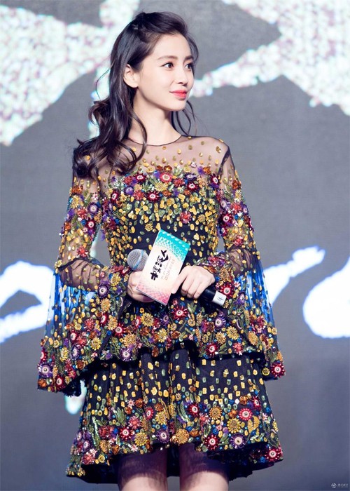 Angelababy mặc váy rộng che bụng bầu lùm xùm - ảnh 1