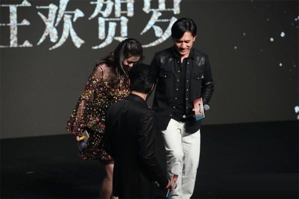 Angelababy mặc váy rộng che bụng bầu lùm xùm - ảnh 5