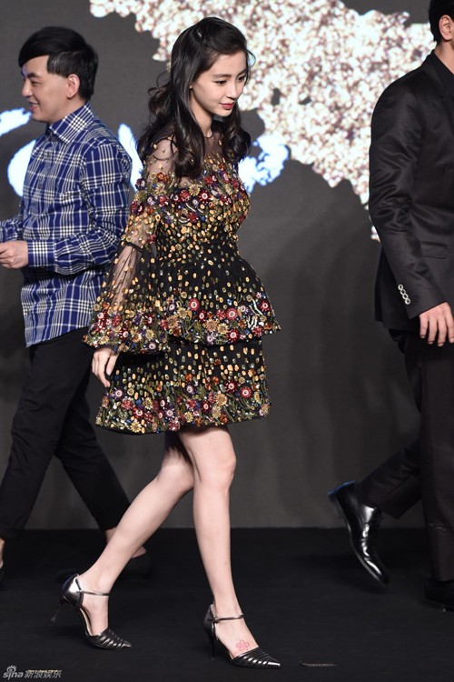 Angelababy mặc váy rộng che bụng bầu lùm xùm - ảnh 2