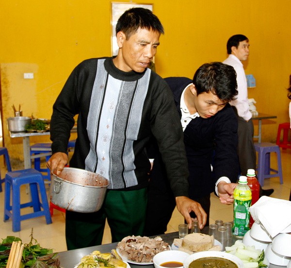 Thiếu tá làu 6 nội ngữ - ảnh 1
