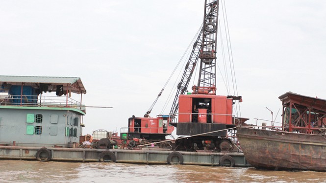 Khởi tố 6 đối tượng vụ 'cát tặc' trên sông Hồng - ảnh 1