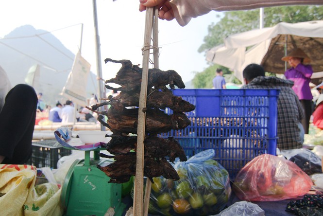 Săn 'đặc sản' nghe tên đã rùng mình ở chợ phiên Lũng Niêm - ảnh 3