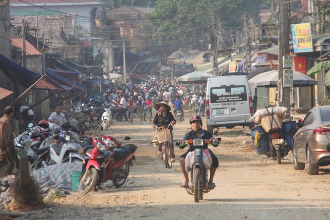 Săn 'đặc sản' nghe tên đã rùng mình ở chợ phiên Lũng Niêm - ảnh 1