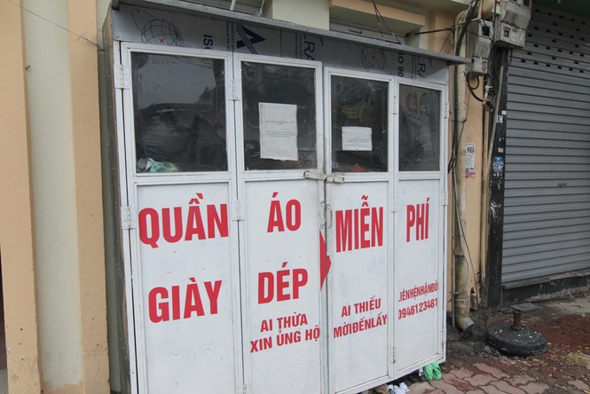 Mang bao tải đi nhận quần áo 0 đồng trong ngày Hà Nội giá rét - ảnh 1