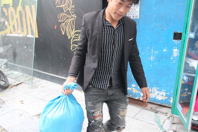 Mang bao tải đi nhận quần áo 0 đồng trong ngày Hà Nội giá rét - ảnh 3