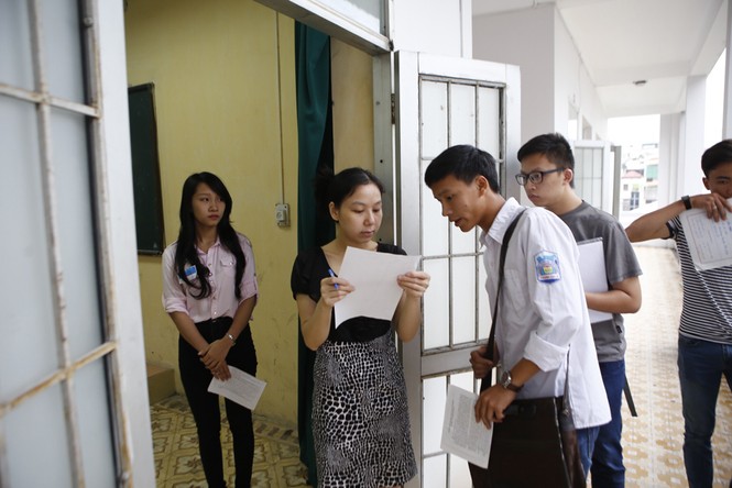 Ảnh: Thí sinh làm thủ tục dự thi đại học đợt hai - ảnh 1