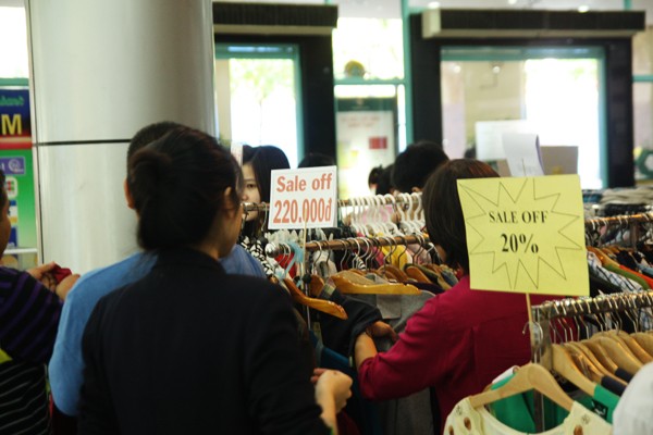 Hàng hóa giảm giá đến 50% trước ngày di dời Thương xá Tax - ảnh 9