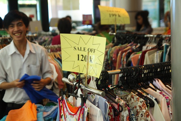 Hàng hóa giảm giá đến 50% trước ngày di dời Thương xá Tax - ảnh 10