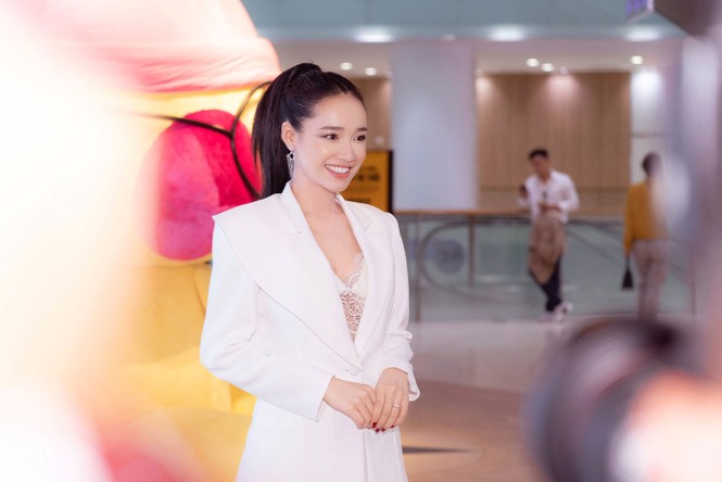 Sau 3 tháng sinh con, Nhã Phương tái xuất đẹp hơn thời son rỗi - ảnh 1