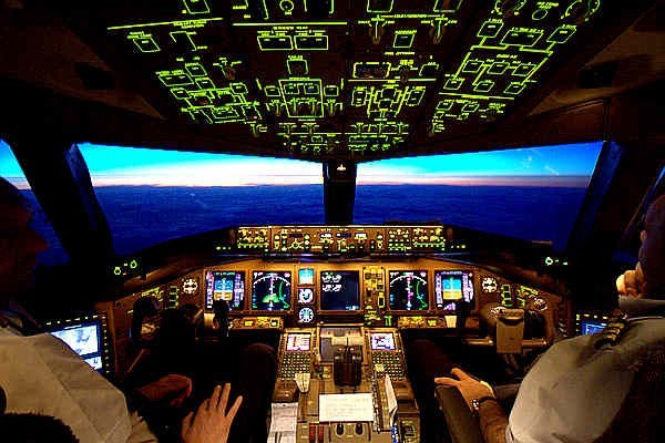 Phi công Boeing mất tích từng cho phụ nữ vào buồng lái - ảnh 1