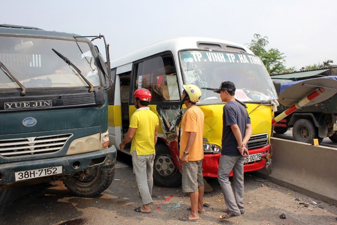 Người đàn ông bị xe tải chèn qua đầu - ảnh 1