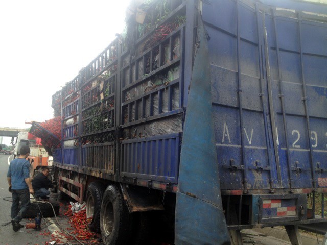 Ôtô đâm nhau rồi bốc cháy, 7 người thiệt mạng - ảnh 1