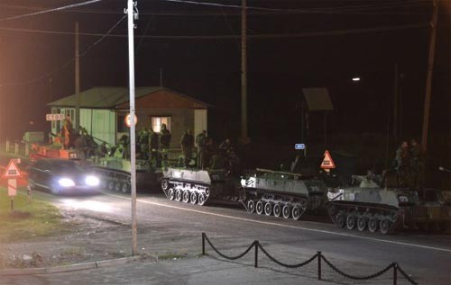 Xe tăng Nga nối đuôi nhau tiến về biên giới Ukraine - ảnh 1