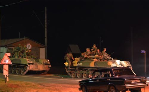 Xe tăng Nga nối đuôi nhau tiến về biên giới Ukraine - ảnh 2