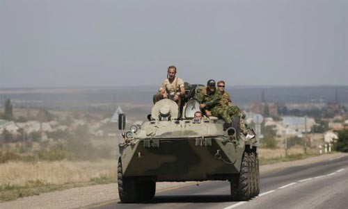 Xe tăng Nga nối đuôi nhau tiến về biên giới Ukraine - ảnh 3