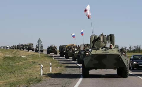 Xe tăng Nga nối đuôi nhau tiến về biên giới Ukraine - ảnh 4