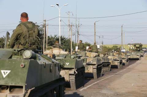 Xe tăng Nga nối đuôi nhau tiến về biên giới Ukraine - ảnh 5