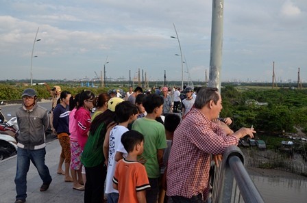 Ngăn cô gái lao theo bạn trai xuống sông Sài Gòn - ảnh 3