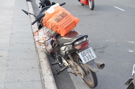 Ngăn cô gái lao theo bạn trai xuống sông Sài Gòn - ảnh 2