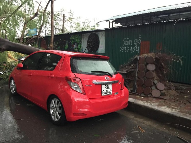Hà Nội mưa lốc kinh hoàng, giao thông tê liệt - ảnh 15