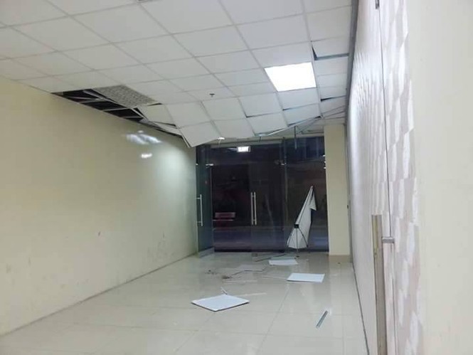 Hà Nội mưa lốc kinh hoàng, giao thông tê liệt - ảnh 29