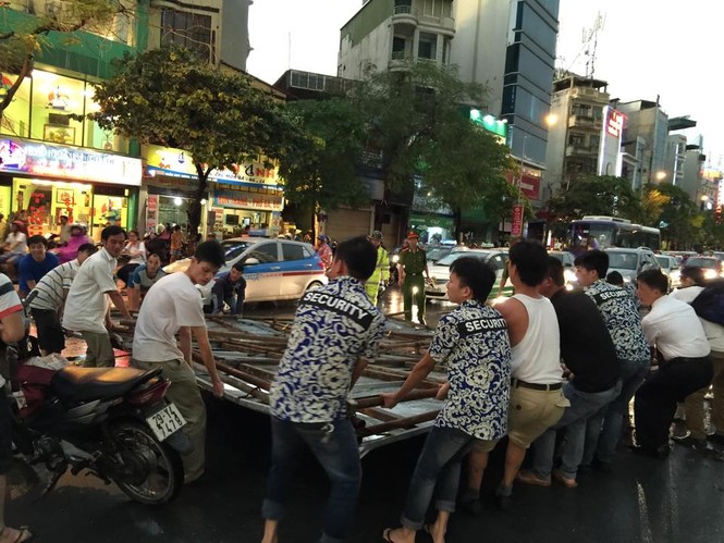 Hà Nội mưa lốc kinh hoàng, giao thông tê liệt - ảnh 32