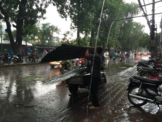Hà Nội mưa lốc kinh hoàng, giao thông tê liệt - ảnh 7