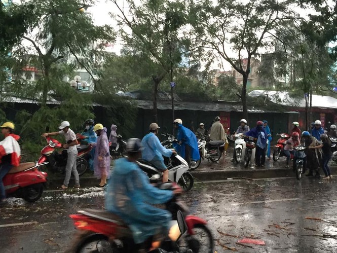 Hà Nội mưa lốc kinh hoàng, giao thông tê liệt - ảnh 10