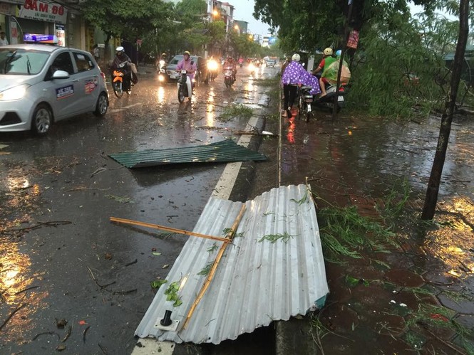 Hà Nội mưa lốc kinh hoàng, giao thông tê liệt - ảnh 5