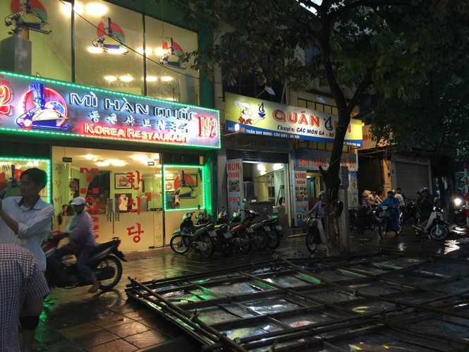 Hà Nội mưa lốc kinh hoàng, giao thông tê liệt - ảnh 20