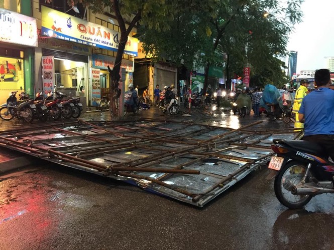 Hà Nội mưa lốc kinh hoàng, giao thông tê liệt - ảnh 21