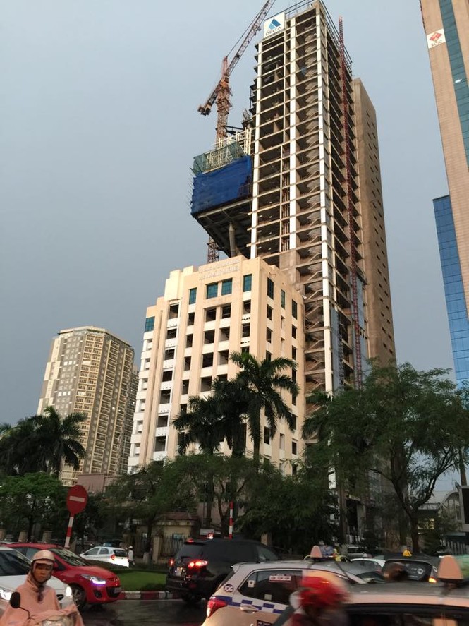 Hà Nội mưa lốc kinh hoàng, giao thông tê liệt - ảnh 25