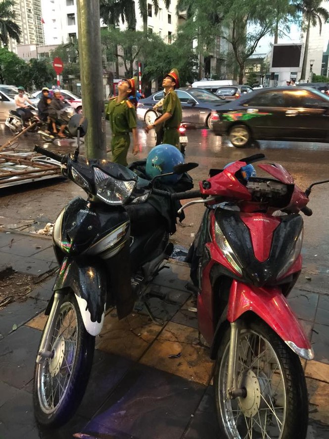 Hà Nội mưa lốc kinh hoàng, giao thông tê liệt - ảnh 26