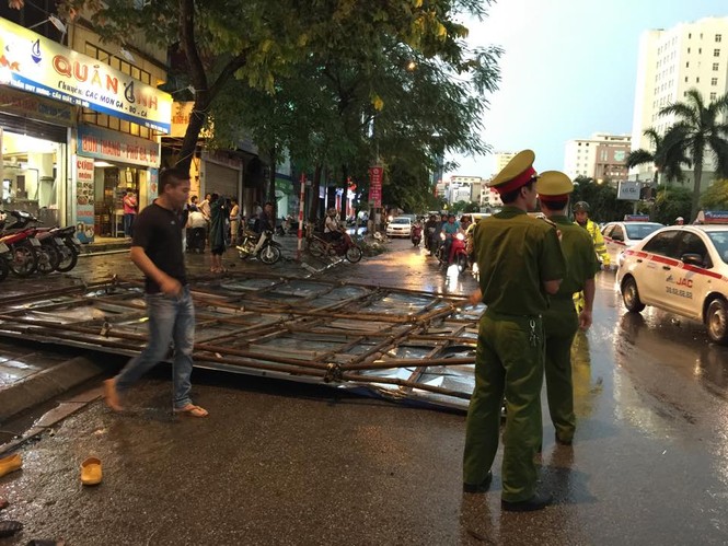Hà Nội mưa lốc kinh hoàng, giao thông tê liệt - ảnh 24