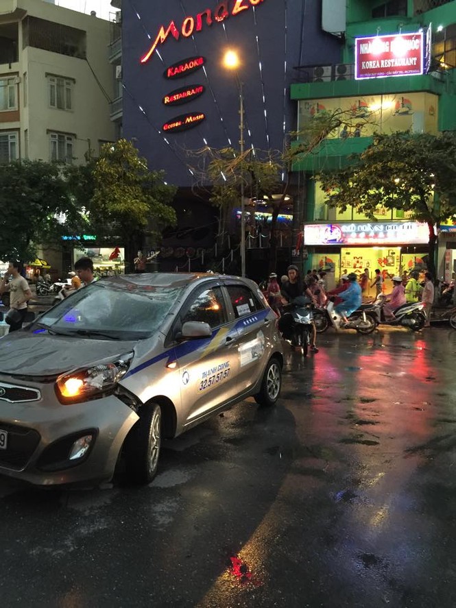 Hà Nội mưa lốc kinh hoàng, giao thông tê liệt - ảnh 22