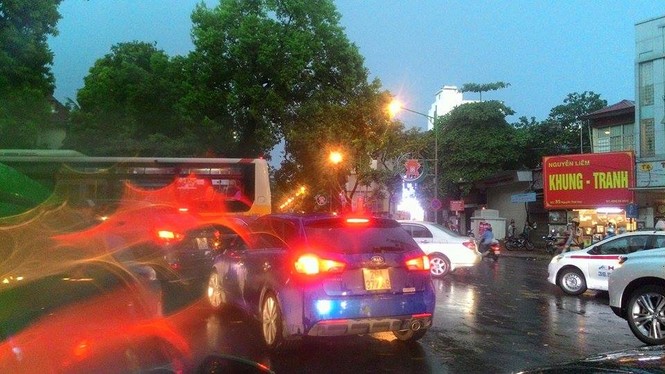 Hà Nội mưa lốc kinh hoàng, giao thông tê liệt - ảnh 19